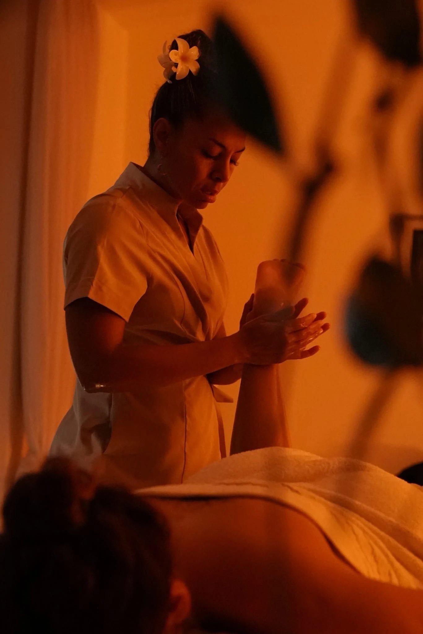 Yusmila Flores bei einer Massage im Studio von Golden Ritual Massage