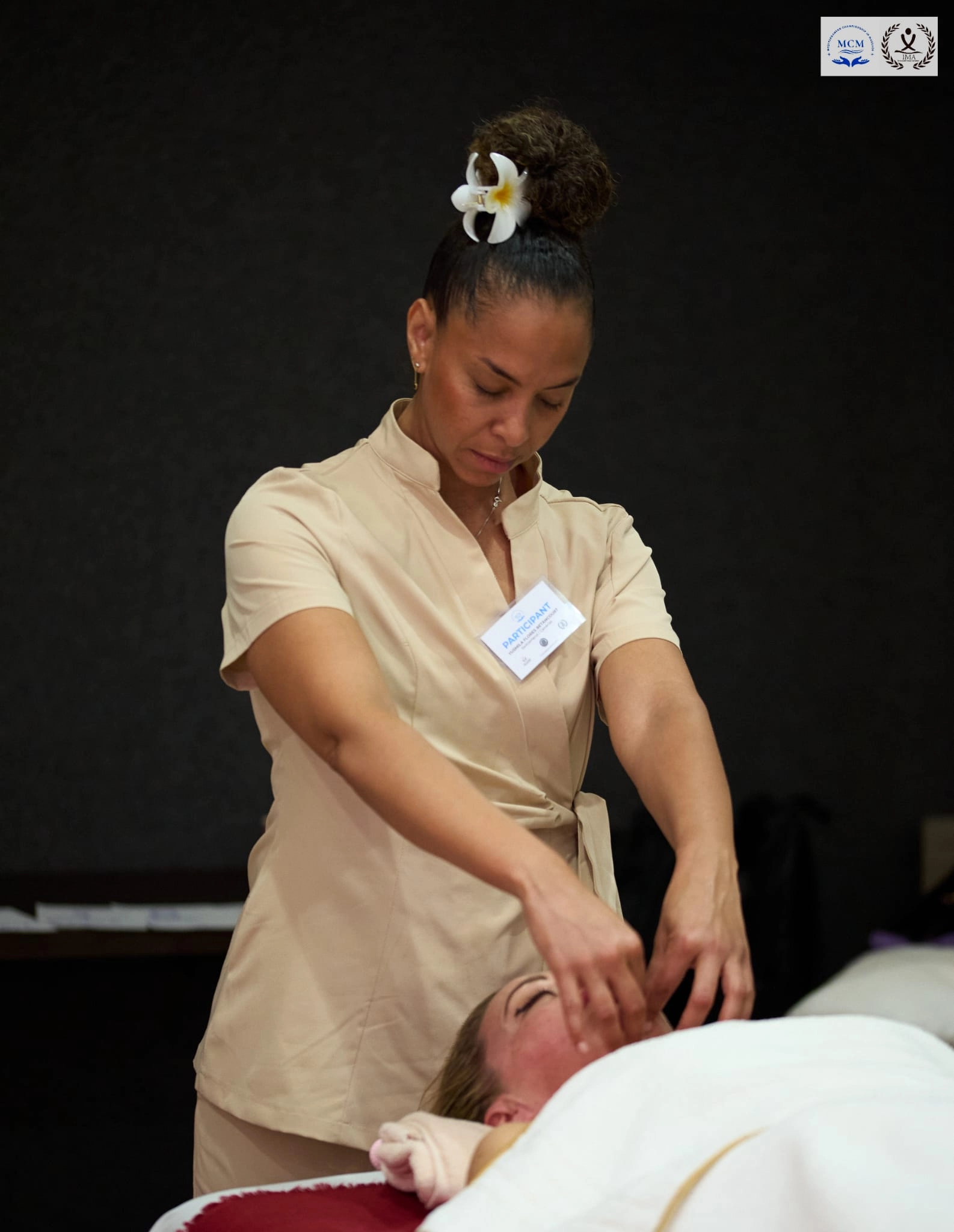 Yusmila Flores, Gründerin von Golden Ritual Massage, bei einer Gesichtsbehandlung